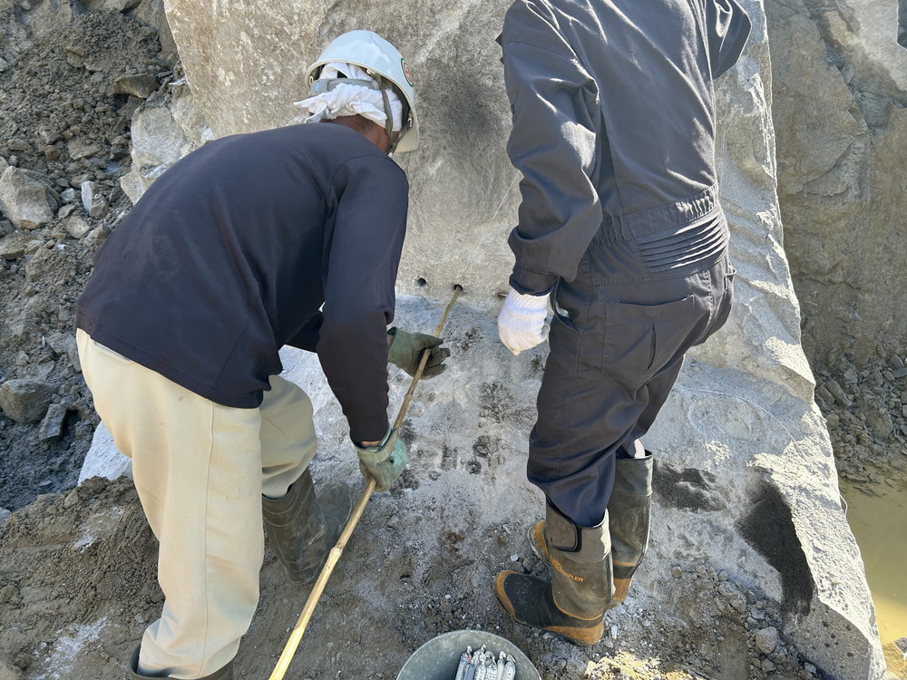 自社の山から採掘した国産石材【伊達青糠目石】